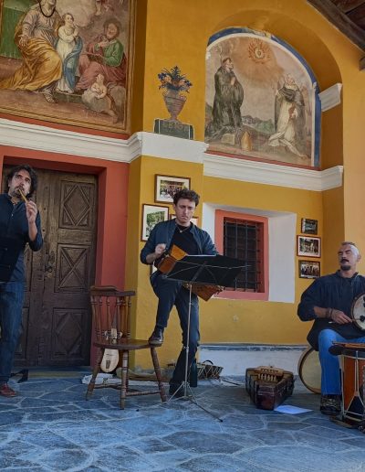 Performance del gruppo ALNUS LYRA  a  Macra sabato 25 aprile nella passeggiata musicale